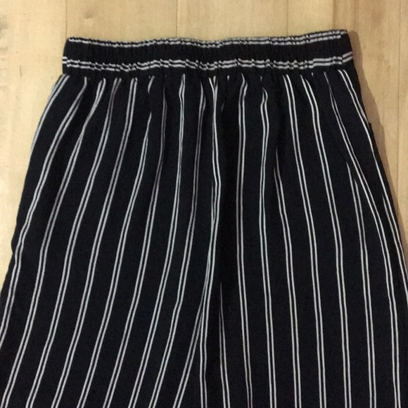 Wide Leg Striped Mid Calf Pants - Picture 4 of 5